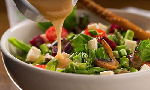 Organic green salad with lettuce, asparragus, beets, tomato,mushroom, fresh white cheese and vinaigrette dressing.